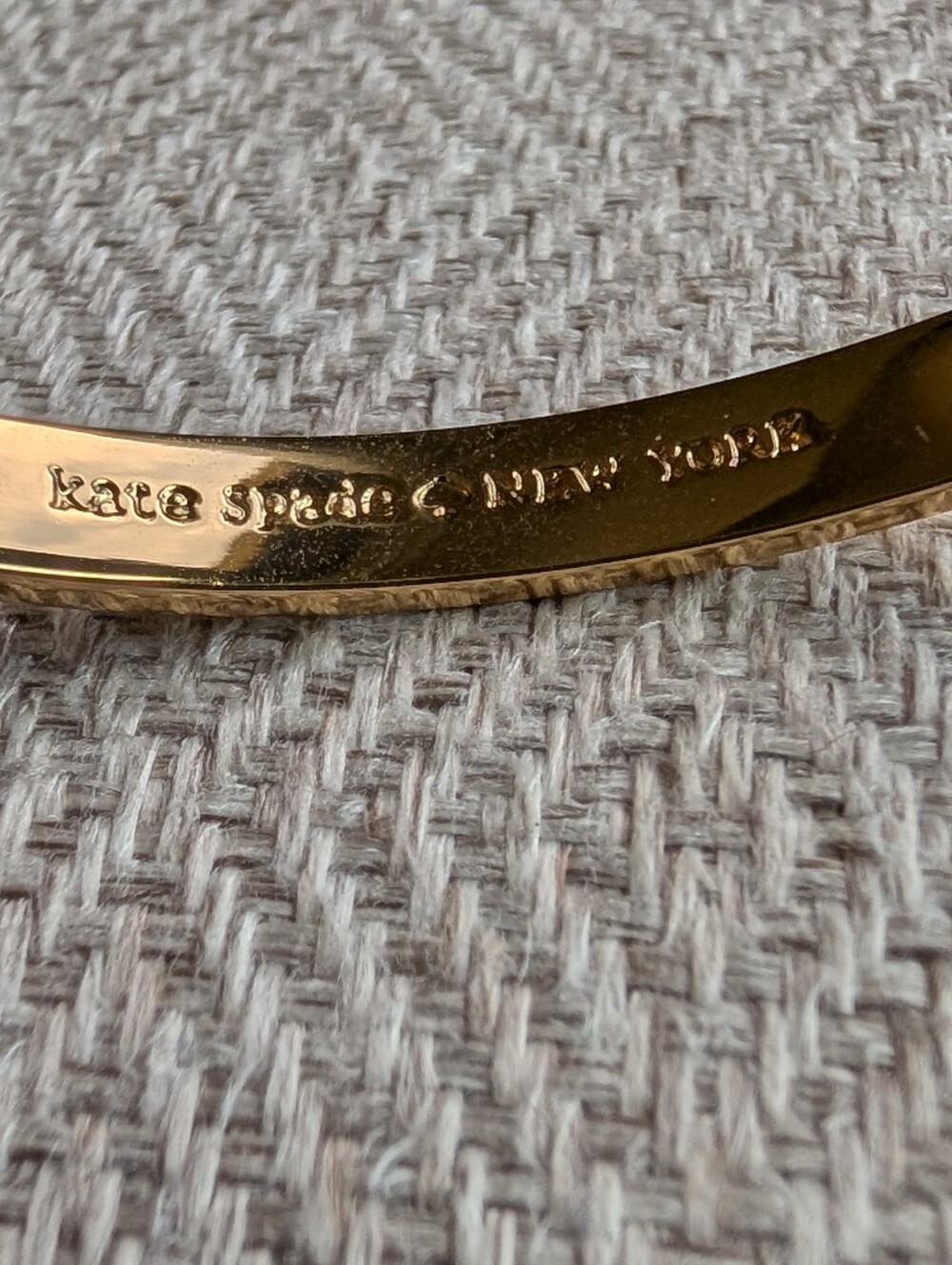 KATE SPADE shiny gold bow bangle bracelet - Picture 6 of 7